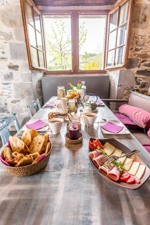 Les Fous Du Village Saint-Esteben Bagian luar foto