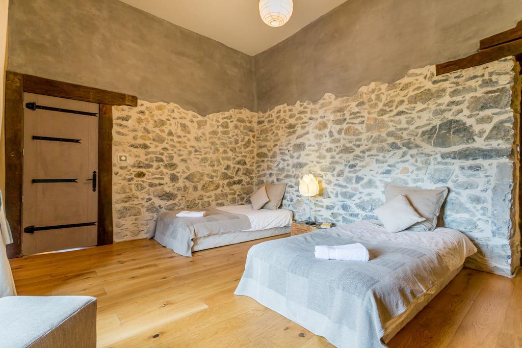Les Fous Du Village Saint-Esteben Bagian luar foto